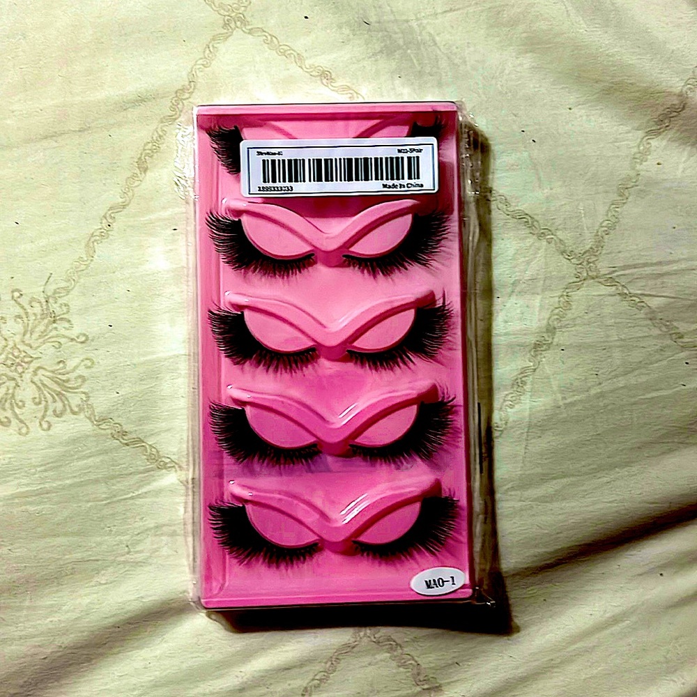 Winged eyelashes
